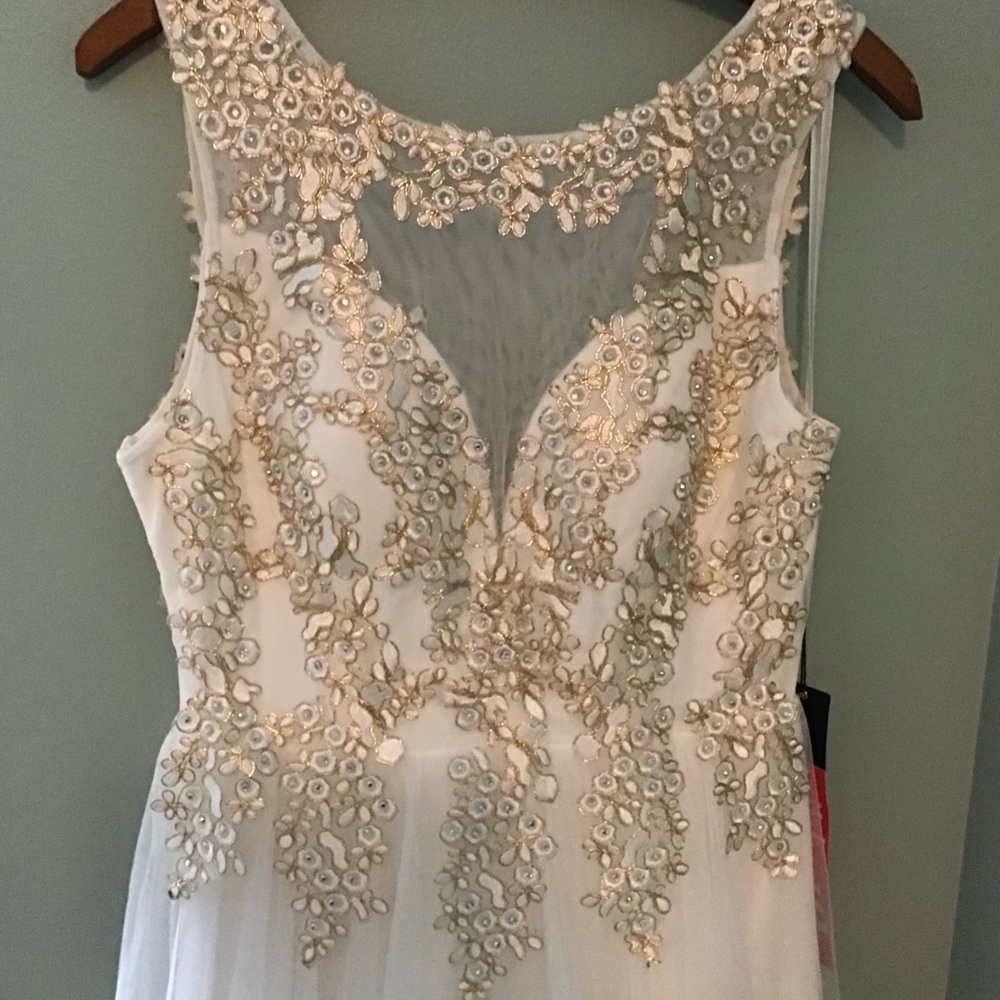 NEW/NWT~LOVELY White Tulle Sleeveless Gown w/ blinged out fitted bodice~Size 11